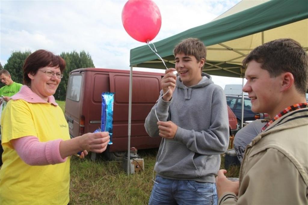 Novada svētkos, kas trešdien norisinājās Druvienā, ieripoja laikraksta “Dzirkstele” mobilais busiņš. Pie busiņa varēja abonēt laikrakstu “Dzirkstele” un citus laikraksta “Diena” un izdevniecības “Dienas žurnāli” produktus.
Paldies...