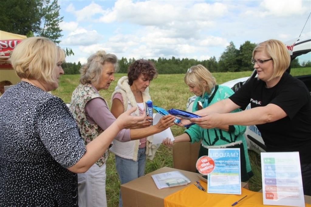 Novada svētkos, kas trešdien norisinājās Druvienā, ieripoja laikraksta “Dzirkstele” mobilais busiņš. Pie busiņa varēja abonēt laikrakstu “Dzirkstele” un citus laikraksta “Diena” un izdevniecības “Dienas žurnāli” produktus.
Paldies...