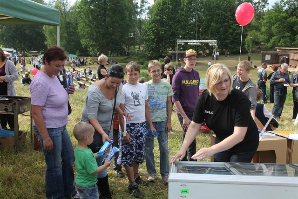 Novada svētkos, kas trešdien norisinājās Druvienā, ieripoja laikraksta “Dzirkstele” mobilais busiņš. Pie busiņa varēja abonēt laikrakstu “Dzirkstele” un citus laikraksta “Diena” un izdevniecības “Dienas žurnāli” produktus.
Paldies...