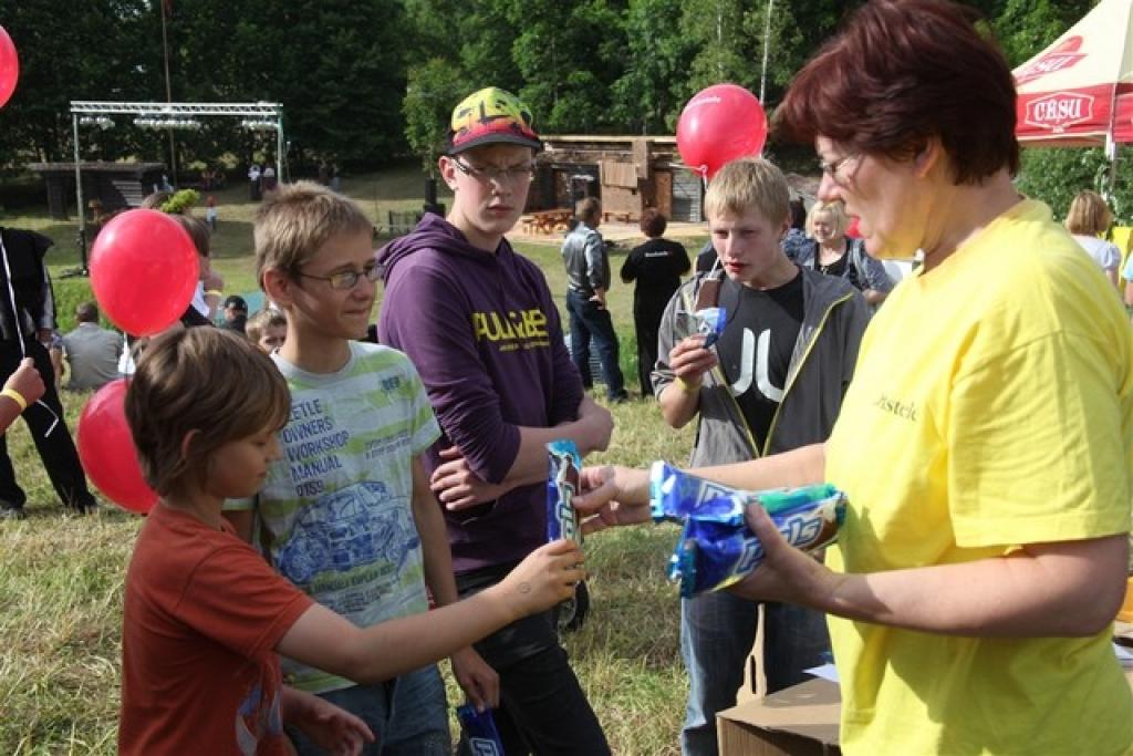 Novada svētkos, kas trešdien norisinājās Druvienā, ieripoja laikraksta “Dzirkstele” mobilais busiņš. Pie busiņa varēja abonēt laikrakstu “Dzirkstele” un citus laikraksta “Diena” un izdevniecības “Dienas žurnāli” produktus.
Paldies...
