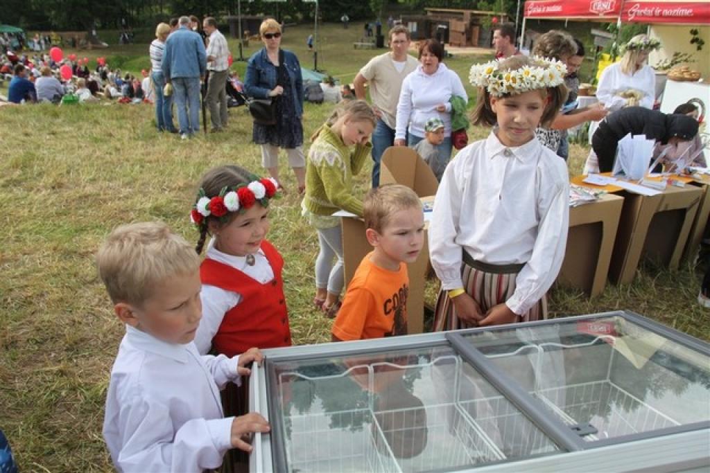 Novada svētkos, kas trešdien norisinājās Druvienā, ieripoja laikraksta “Dzirkstele” mobilais busiņš. Pie busiņa varēja abonēt laikrakstu “Dzirkstele” un citus laikraksta “Diena” un izdevniecības “Dienas žurnāli” produktus.
Paldies...