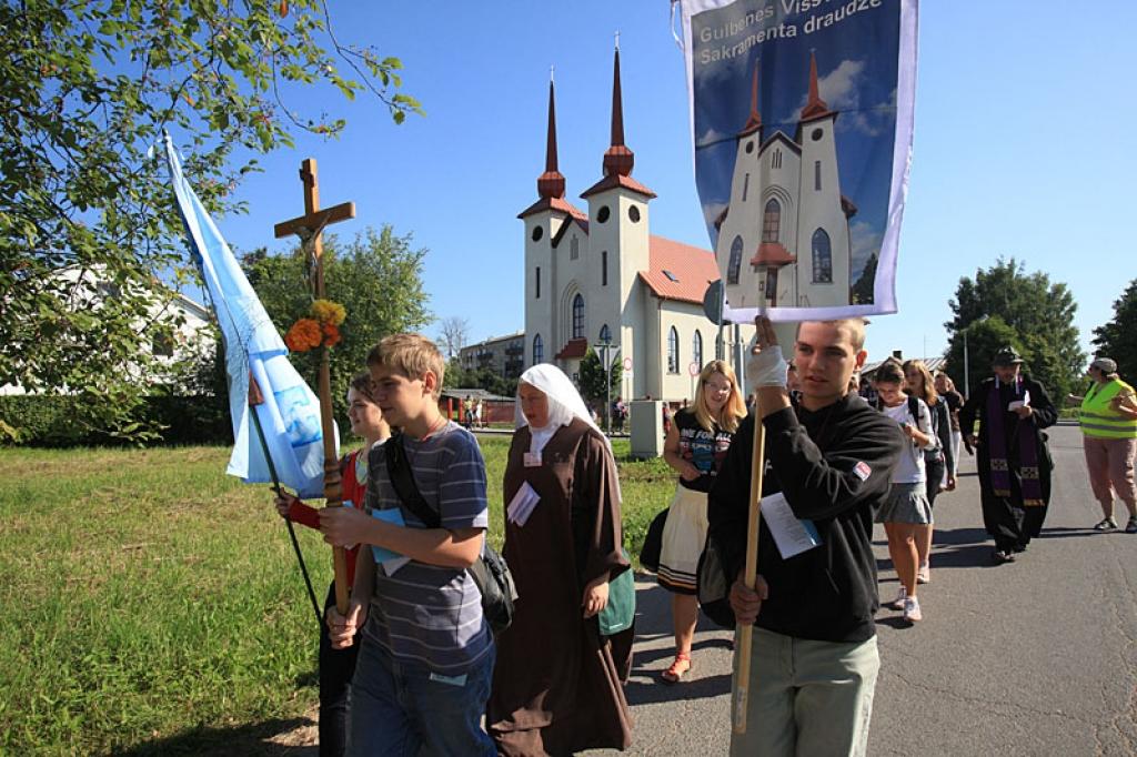 Vakar vairāk neka 40 pozitīvi noskaņoti cilvēki, skanot garīgām dziesmām, no Gulbenes katoļu baznīcas devās uz Aglonu.
Autors: Gatis Bogdanovs