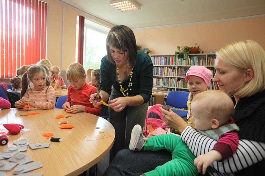 Šonedēļ vismaz aptuveni Gulbenes pilsētas 40 bērni kļuva bagātāki par vienu lellīti, ko bija izgatavojuši pašu rokām, piedaloties Gulbenes bērnu bibliotēkas rīkotajā pasākumā Mazo dzejas dienu laikā.
Autors: Gatis Bogdanovs