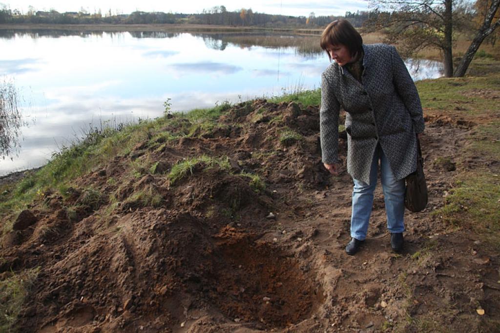 : “Mantrači kļūst arvien drosmīgāki, tomēr mēs esam pārliecināti, ka vismaz daļa reiz saņems pelnīto sodu. Arī šajā gadījumā. Senkapos atrodot senlietu, tai būtībā nav nekādas vērtības, jo tā skatāma tikai kontekstā ar visu apbedījuma vietu,” saka Valsts kultūras pieminekļu aizsardzības inspektore Sarmīte Dundure.
Autors: Gatis Bogdanovs