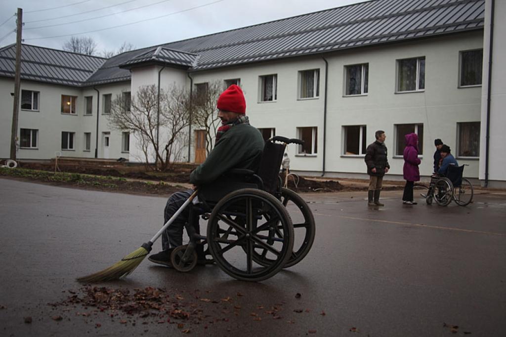 Valsts sociālās aprūpes centra “Latgale” Litenes filiālē nobeigumam tuvojas Eiropas Savienības līdzfinansētā rekonstrukcijas projekta darbi. Filiāles darbinieki un arī klienti cer, ka uz Ziemassvētkiem tie jau būs pabeigti pilnībā.
Autors: Gatis Bogdanovs