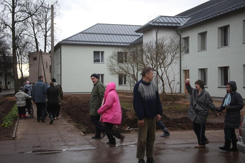 Valsts sociālās aprūpes centra “Latgale” Litenes filiālē nobeigumam tuvojas Eiropas Savienības līdzfinansētā rekonstrukcijas projekta darbi. Filiāles darbinieki un arī klienti cer, ka uz Ziemassvētkiem tie jau būs pabeigti pilnībā.
Autors: Gatis Bogdanovs