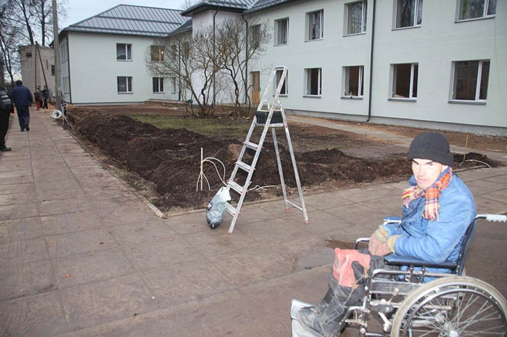 Valsts sociālās aprūpes centra “Latgale” Litenes filiālē nobeigumam tuvojas Eiropas Savienības līdzfinansētā rekonstrukcijas projekta darbi. Filiāles darbinieki un arī klienti cer, ka uz Ziemassvētkiem tie jau būs pabeigti pilnībā.
Autors: Gatis Bogdanovs