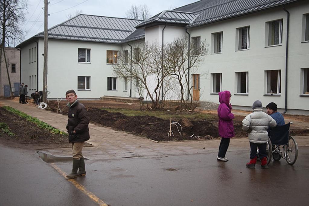 Valsts sociālās aprūpes centra “Latgale” Litenes filiālē nobeigumam tuvojas Eiropas Savienības līdzfinansētā rekonstrukcijas projekta darbi. Filiāles darbinieki un arī klienti cer, ka uz Ziemassvētkiem tie jau būs pabeigti pilnībā.
Autors: Gatis Bogdanovs
