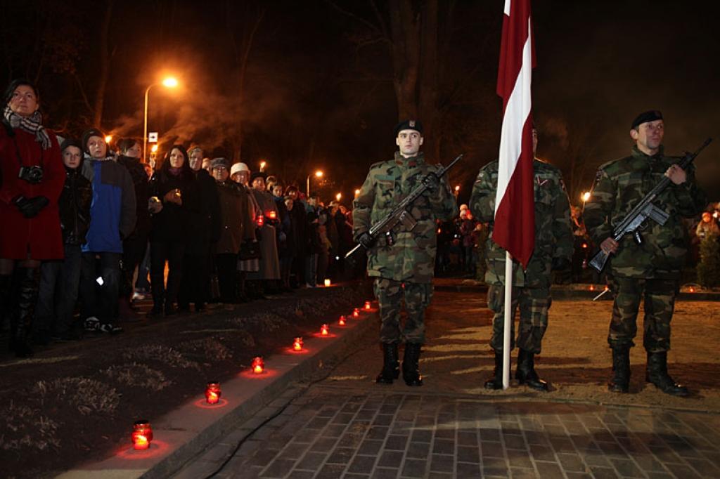 Lāčplēša dienas lāpu gājienā un svinīgajā brīdī pie pieminekļa “Par Latvijas brīvību kritušajiem Gulbenes draudzes varoņiem” šovakar piedalījās vairāk nekā pustūkstotis cilvēku. Tas bija kas vairāk par tikai Lāčplēša dienu. Tā bija...
Autors: Gatis Bogdanovs