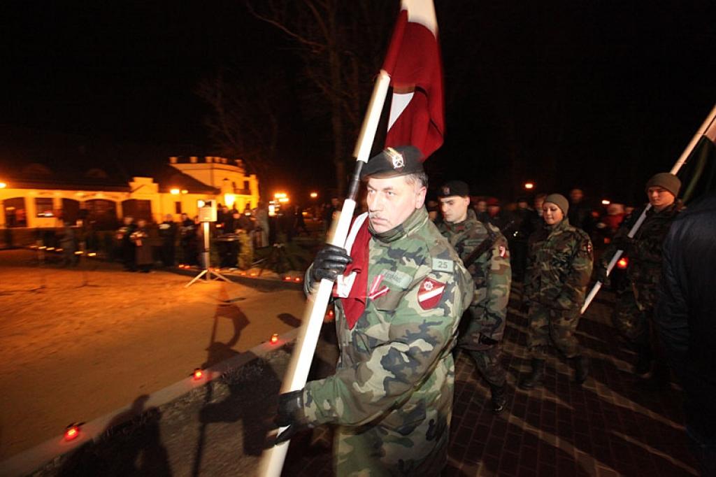 Lāčplēša dienas lāpu gājienā un svinīgajā brīdī pie pieminekļa “Par Latvijas brīvību kritušajiem Gulbenes draudzes varoņiem” šovakar piedalījās vairāk nekā pustūkstotis cilvēku. Tas bija kas vairāk par tikai Lāčplēša dienu. Tā bija...
Autors: Gatis Bogdanovs