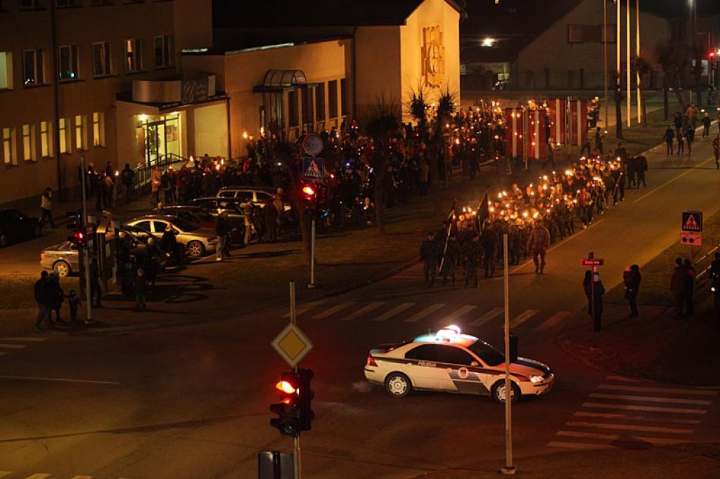 Lāčplēša dienas lāpu gājienā un svinīgajā brīdī pie pieminekļa “Par Latvijas brīvību kritušajiem Gulbenes draudzes varoņiem” šovakar piedalījās vairāk nekā pustūkstotis cilvēku. Tas bija kas vairāk par tikai Lāčplēša dienu. Tā bija...
Autors: Gatis Bogdanovs