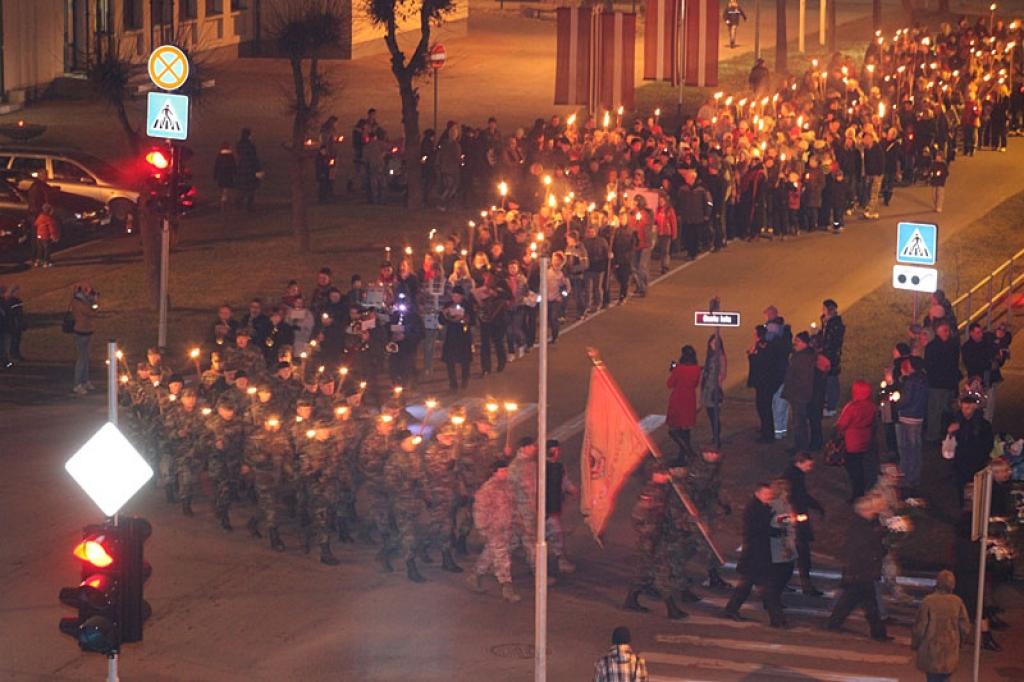 Lāčplēša dienas lāpu gājienā un svinīgajā brīdī pie pieminekļa “Par Latvijas brīvību kritušajiem Gulbenes draudzes varoņiem” šovakar piedalījās vairāk nekā pustūkstotis cilvēku. Tas bija kas vairāk par tikai Lāčplēša dienu. Tā bija...
Autors: Gatis Bogdanovs