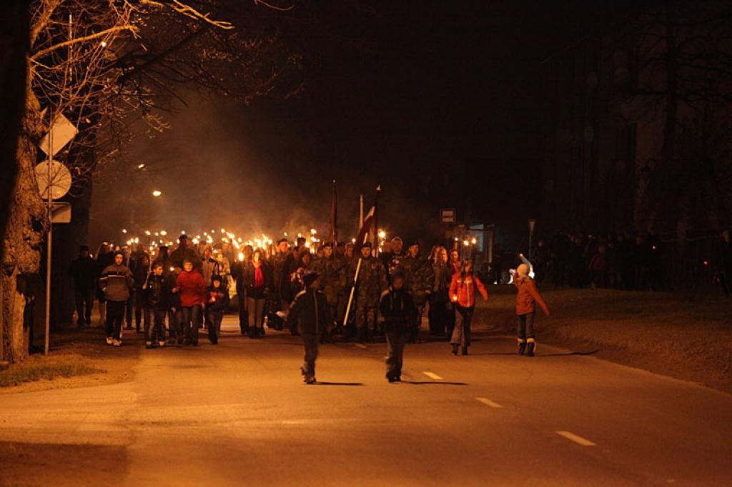 Lāčplēša dienas lāpu gājienā un svinīgajā brīdī pie pieminekļa “Par Latvijas brīvību kritušajiem Gulbenes draudzes varoņiem” šovakar piedalījās vairāk nekā pustūkstotis cilvēku. Tas bija kas vairāk par tikai Lāčplēša dienu. Tā bija...
Autors: Gatis Bogdanovs