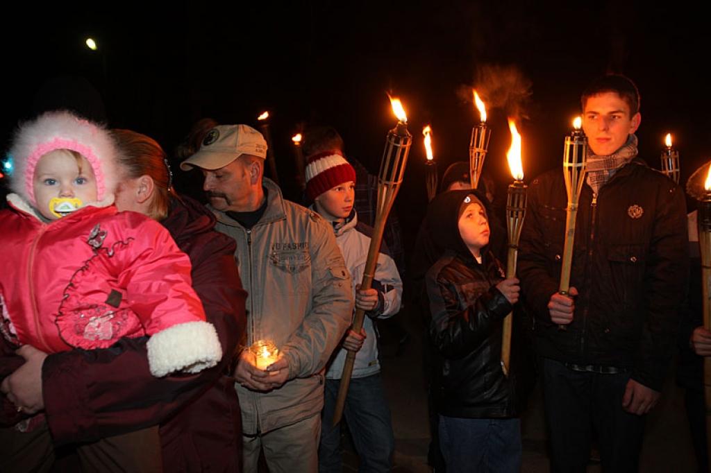 Lāčplēša dienas lāpu gājienā un svinīgajā brīdī pie pieminekļa “Par Latvijas brīvību kritušajiem Gulbenes draudzes varoņiem” šovakar piedalījās vairāk nekā pustūkstotis cilvēku. Tas bija kas vairāk par tikai Lāčplēša dienu. Tā bija...
Autors: Gatis Bogdanovs