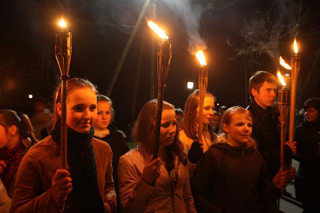 Lāčplēša dienas lāpu gājienā un svinīgajā brīdī pie pieminekļa “Par Latvijas brīvību kritušajiem Gulbenes draudzes varoņiem” šovakar piedalījās vairāk nekā pustūkstotis cilvēku. Tas bija kas vairāk par tikai Lāčplēša dienu. Tā bija...
Autors: Gatis Bogdanovs