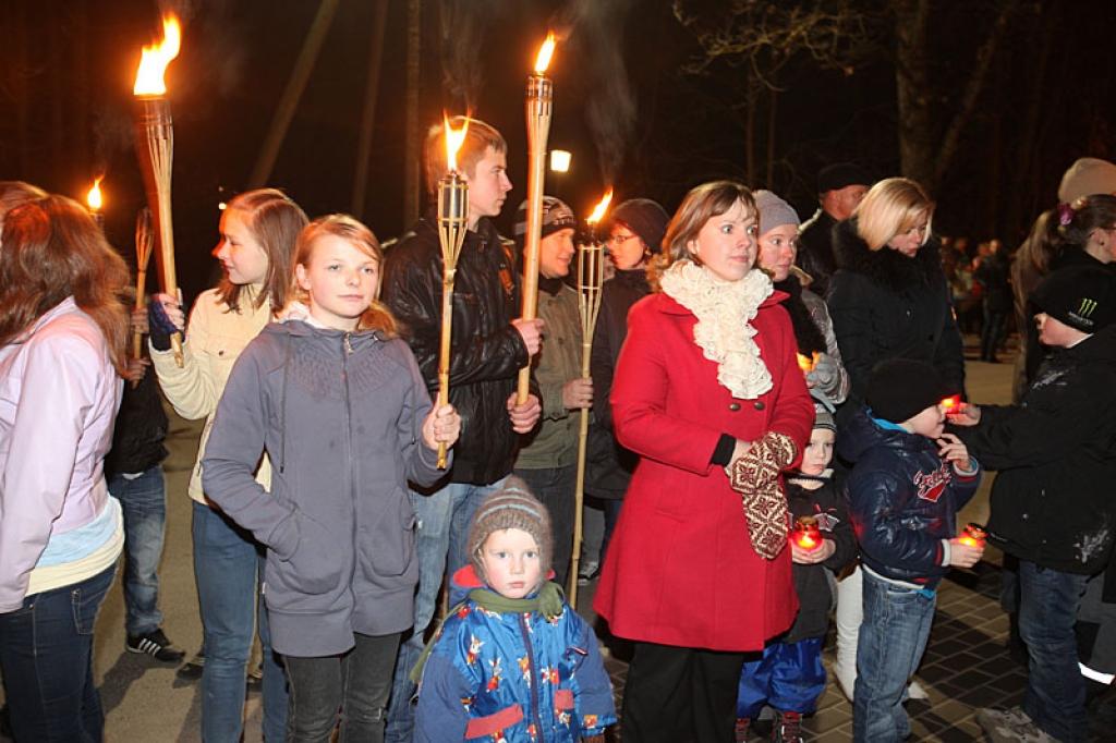 Lāčplēša dienas lāpu gājienā un svinīgajā brīdī pie pieminekļa “Par Latvijas brīvību kritušajiem Gulbenes draudzes varoņiem” šovakar piedalījās vairāk nekā pustūkstotis cilvēku. Tas bija kas vairāk par tikai Lāčplēša dienu. Tā bija...
Autors: Gatis Bogdanovs