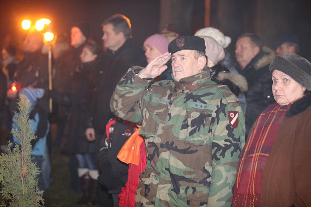 Lāčplēša dienas lāpu gājienā un svinīgajā brīdī pie pieminekļa “Par Latvijas brīvību kritušajiem Gulbenes draudzes varoņiem” šovakar piedalījās vairāk nekā pustūkstotis cilvēku. Tas bija kas vairāk par tikai Lāčplēša dienu. Tā bija...
Autors: Gatis Bogdanovs