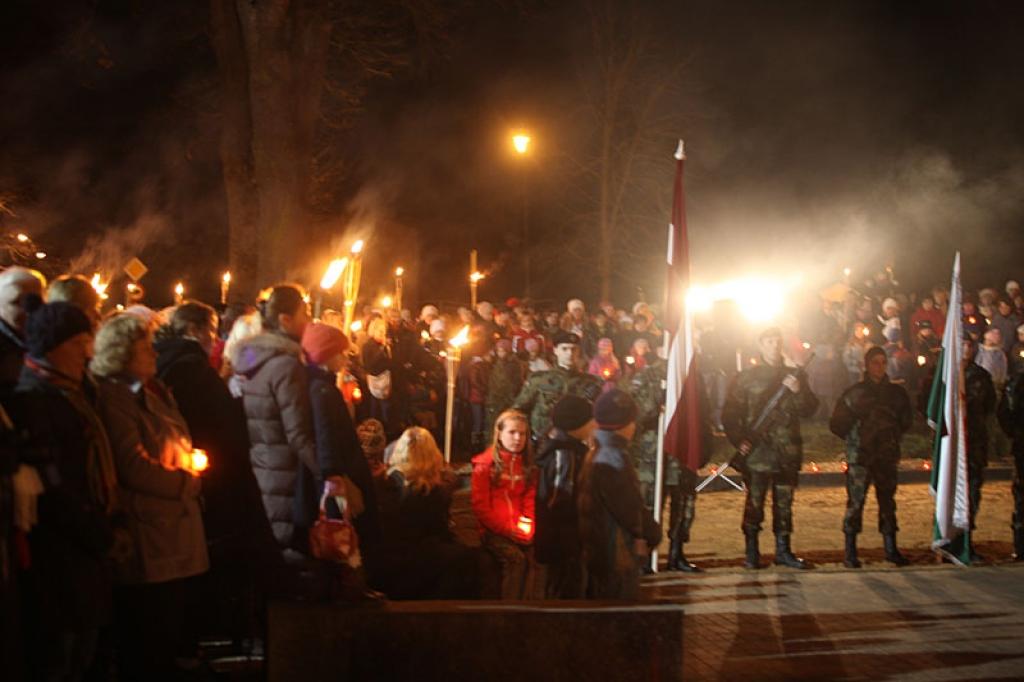 Lāčplēša dienas lāpu gājienā un svinīgajā brīdī pie pieminekļa “Par Latvijas brīvību kritušajiem Gulbenes draudzes varoņiem” šovakar piedalījās vairāk nekā pustūkstotis cilvēku. Tas bija kas vairāk par tikai Lāčplēša dienu. Tā bija...
Autors: Gatis Bogdanovs