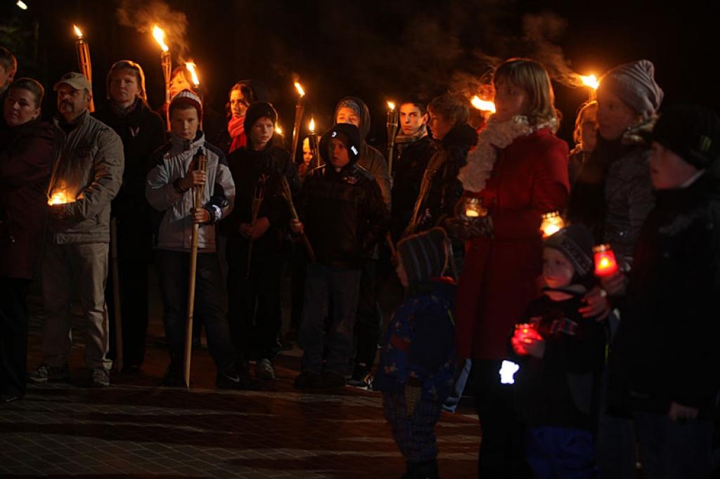 Lāčplēša dienas lāpu gājienā un svinīgajā brīdī pie pieminekļa “Par Latvijas brīvību kritušajiem Gulbenes draudzes varoņiem” šovakar piedalījās vairāk nekā pustūkstotis cilvēku. Tas bija kas vairāk par tikai Lāčplēša dienu. Tā bija...
Autors: Gatis Bogdanovs