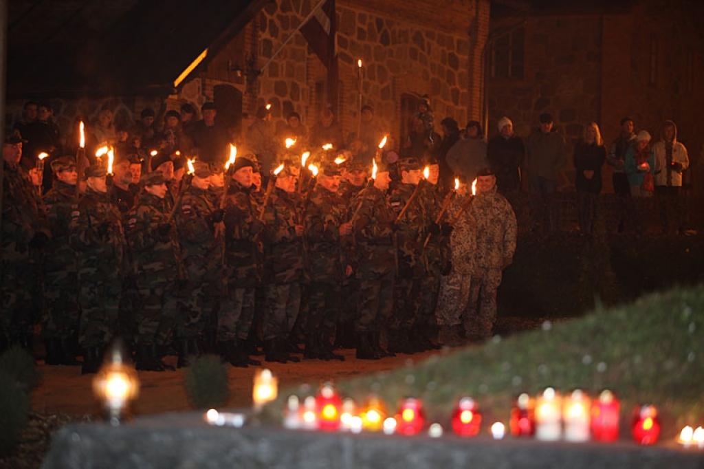 Lāčplēša dienas lāpu gājienā un svinīgajā brīdī pie pieminekļa “Par Latvijas brīvību kritušajiem Gulbenes draudzes varoņiem” šovakar piedalījās vairāk nekā pustūkstotis cilvēku. Tas bija kas vairāk par tikai Lāčplēša dienu. Tā bija...
Autors: Gatis Bogdanovs