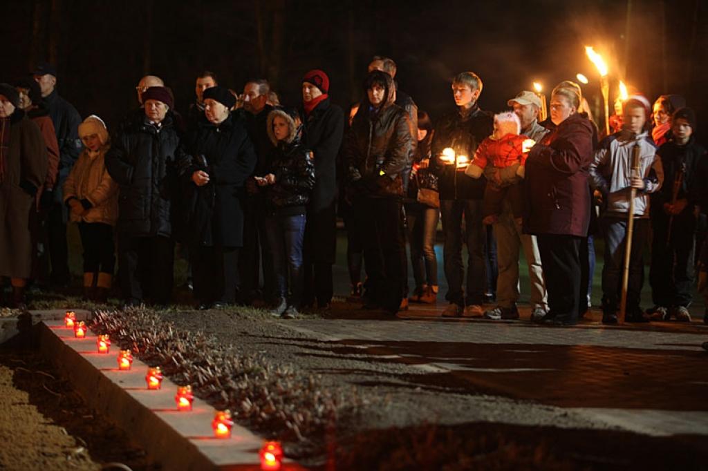 Lāčplēša dienas lāpu gājienā un svinīgajā brīdī pie pieminekļa “Par Latvijas brīvību kritušajiem Gulbenes draudzes varoņiem” šovakar piedalījās vairāk nekā pustūkstotis cilvēku. Tas bija kas vairāk par tikai Lāčplēša dienu. Tā bija...
Autors: Gatis Bogdanovs