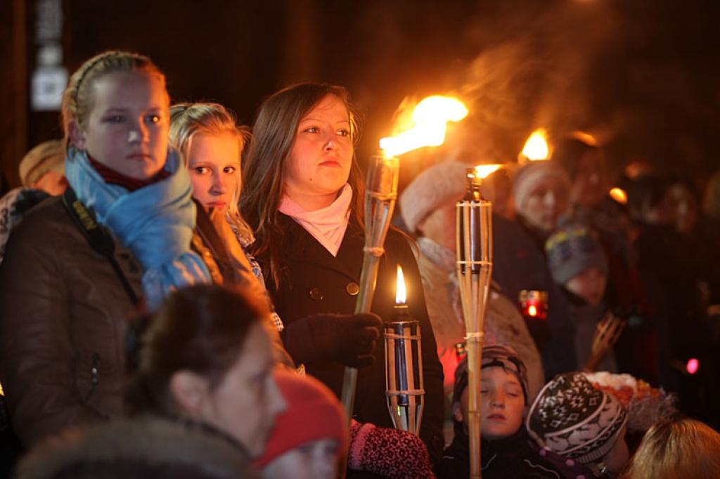 Lāčplēša dienas lāpu gājienā un svinīgajā brīdī pie pieminekļa “Par Latvijas brīvību kritušajiem Gulbenes draudzes varoņiem” šovakar piedalījās vairāk nekā pustūkstotis cilvēku. Tas bija kas vairāk par tikai Lāčplēša dienu. Tā bija...
Autors: Gatis Bogdanovs