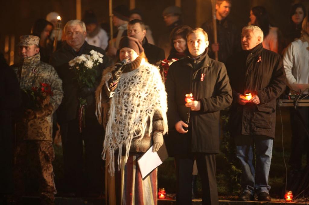 Lāčplēša dienas lāpu gājienā un svinīgajā brīdī pie pieminekļa “Par Latvijas brīvību kritušajiem Gulbenes draudzes varoņiem” šovakar piedalījās vairāk nekā pustūkstotis cilvēku. Tas bija kas vairāk par tikai Lāčplēša dienu. Tā bija...
Autors: Gatis Bogdanovs