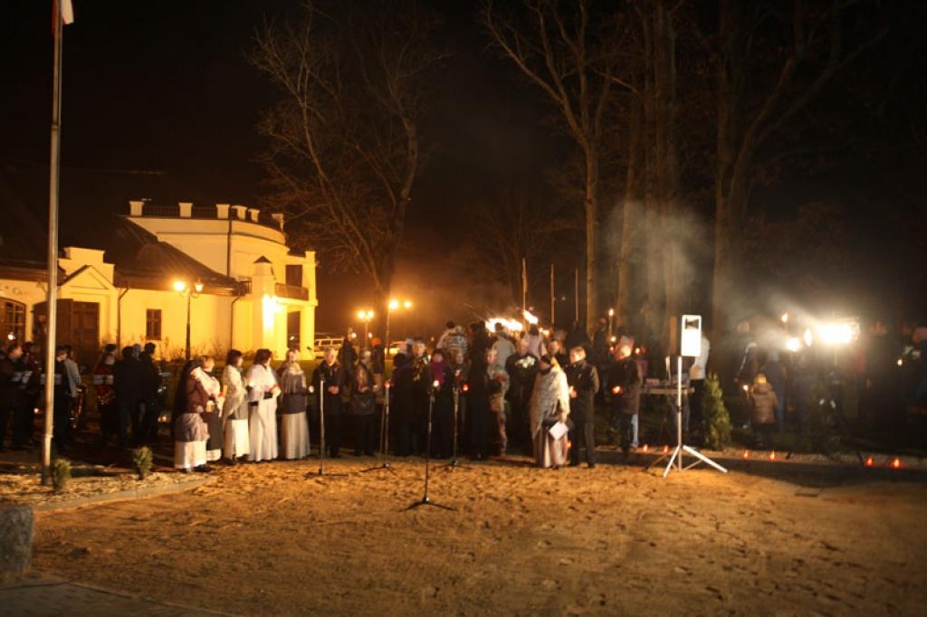 Lāčplēša dienas lāpu gājienā un svinīgajā brīdī pie pieminekļa “Par Latvijas brīvību kritušajiem Gulbenes draudzes varoņiem” šovakar piedalījās vairāk nekā pustūkstotis cilvēku. Tas bija kas vairāk par tikai Lāčplēša dienu. Tā bija...
Autors: Gatis Bogdanovs