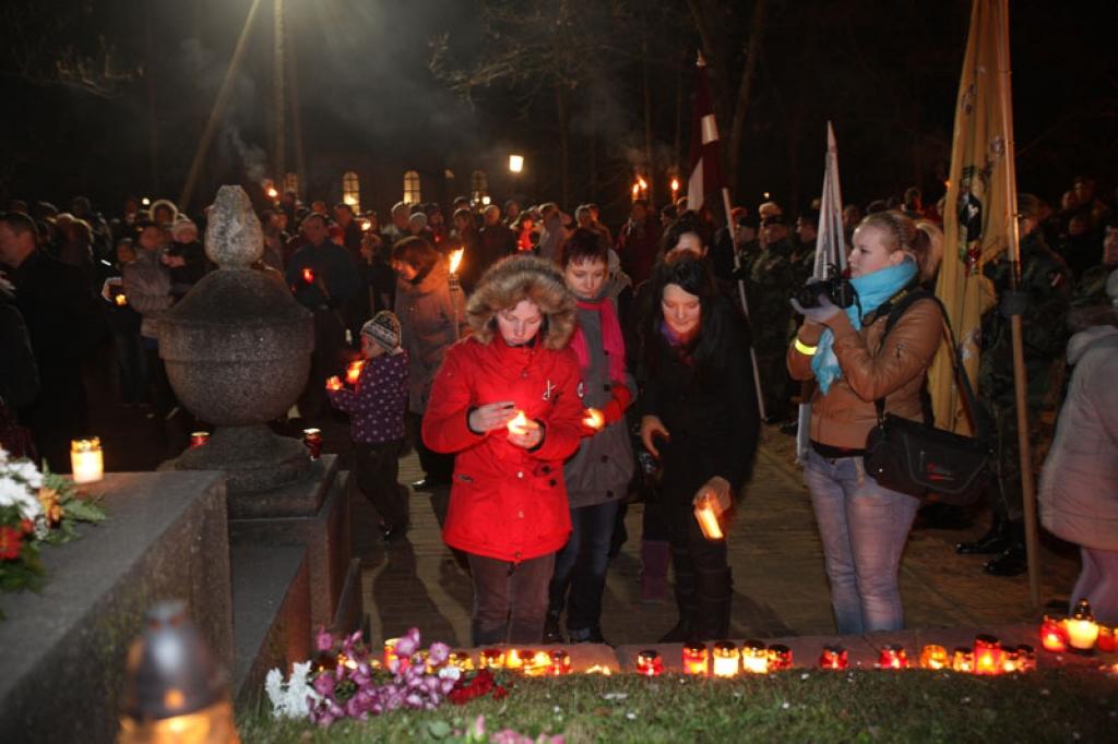 Lāčplēša dienas lāpu gājienā un svinīgajā brīdī pie pieminekļa “Par Latvijas brīvību kritušajiem Gulbenes draudzes varoņiem” šovakar piedalījās vairāk nekā pustūkstotis cilvēku. Tas bija kas vairāk par tikai Lāčplēša dienu. Tā bija...
Autors: Gatis Bogdanovs