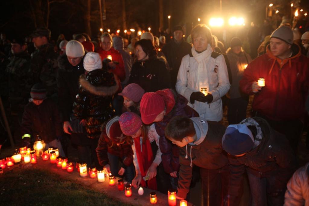 Lāčplēša dienas lāpu gājienā un svinīgajā brīdī pie pieminekļa “Par Latvijas brīvību kritušajiem Gulbenes draudzes varoņiem” šovakar piedalījās vairāk nekā pustūkstotis cilvēku. Tas bija kas vairāk par tikai Lāčplēša dienu. Tā bija...
Autors: Gatis Bogdanovs