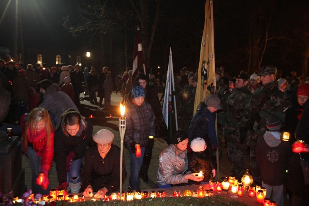 Lāčplēša dienas lāpu gājienā un svinīgajā brīdī pie pieminekļa “Par Latvijas brīvību kritušajiem Gulbenes draudzes varoņiem” šovakar piedalījās vairāk nekā pustūkstotis cilvēku. Tas bija kas vairāk par tikai Lāčplēša dienu. Tā bija...
Autors: Gatis Bogdanovs