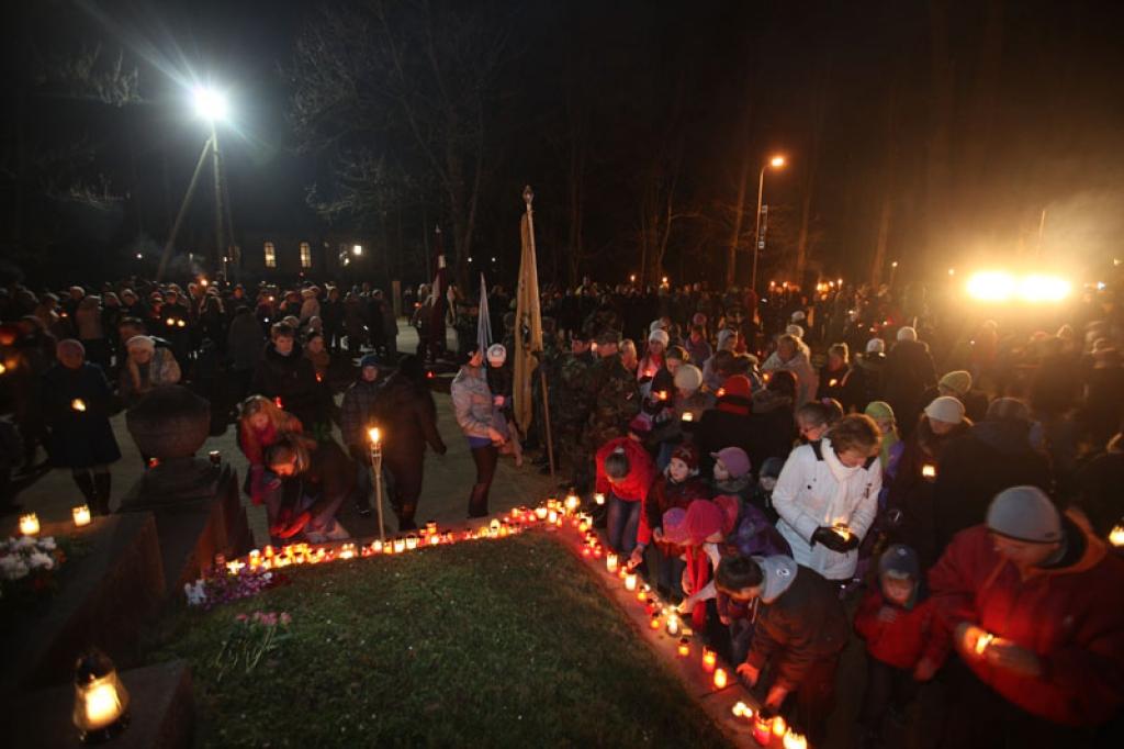 Lāčplēša dienas lāpu gājienā un svinīgajā brīdī pie pieminekļa “Par Latvijas brīvību kritušajiem Gulbenes draudzes varoņiem” šovakar piedalījās vairāk nekā pustūkstotis cilvēku. Tas bija kas vairāk par tikai Lāčplēša dienu. Tā bija...
Autors: Gatis Bogdanovs