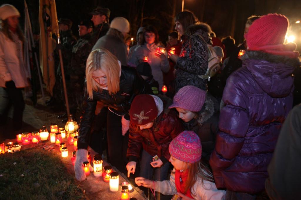 Lāčplēša dienas lāpu gājienā un svinīgajā brīdī pie pieminekļa “Par Latvijas brīvību kritušajiem Gulbenes draudzes varoņiem” šovakar piedalījās vairāk nekā pustūkstotis cilvēku. Tas bija kas vairāk par tikai Lāčplēša dienu. Tā bija...
Autors: Gatis Bogdanovs