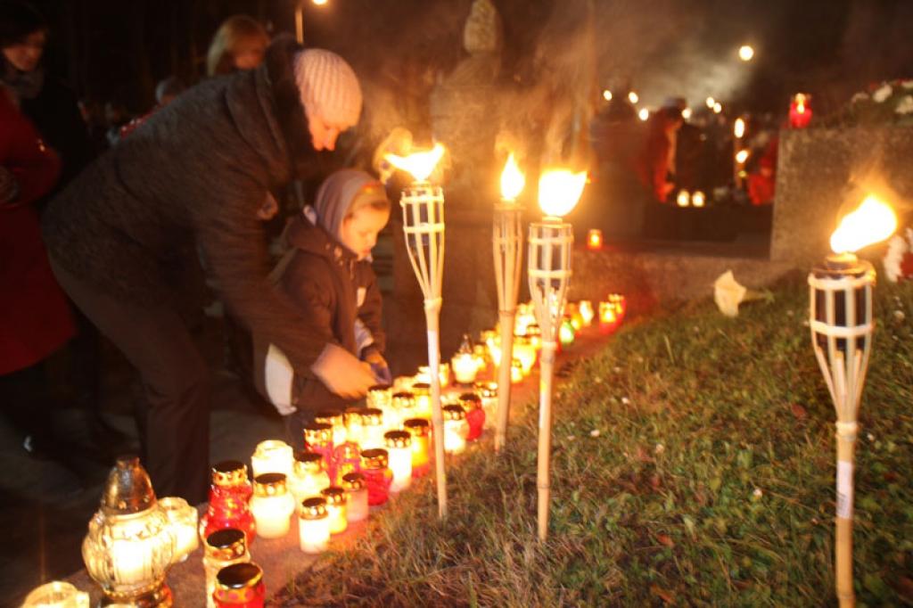 Lāčplēša dienas lāpu gājienā un svinīgajā brīdī pie pieminekļa “Par Latvijas brīvību kritušajiem Gulbenes draudzes varoņiem” šovakar piedalījās vairāk nekā pustūkstotis cilvēku. Tas bija kas vairāk par tikai Lāčplēša dienu. Tā bija...
Autors: Gatis Bogdanovs
