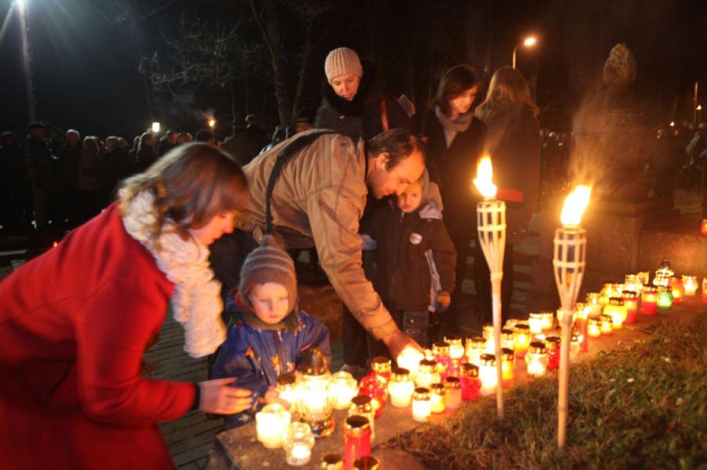 Lāčplēša dienas lāpu gājienā un svinīgajā brīdī pie pieminekļa “Par Latvijas brīvību kritušajiem Gulbenes draudzes varoņiem” šovakar piedalījās vairāk nekā pustūkstotis cilvēku. Tas bija kas vairāk par tikai Lāčplēša dienu. Tā bija...
Autors: Gatis Bogdanovs