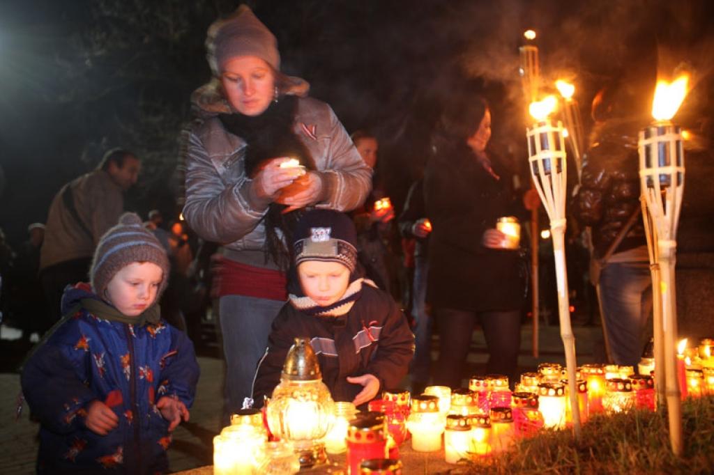 Lāčplēša dienas lāpu gājienā un svinīgajā brīdī pie pieminekļa “Par Latvijas brīvību kritušajiem Gulbenes draudzes varoņiem” šovakar piedalījās vairāk nekā pustūkstotis cilvēku. Tas bija kas vairāk par tikai Lāčplēša dienu. Tā bija...
Autors: Gatis Bogdanovs