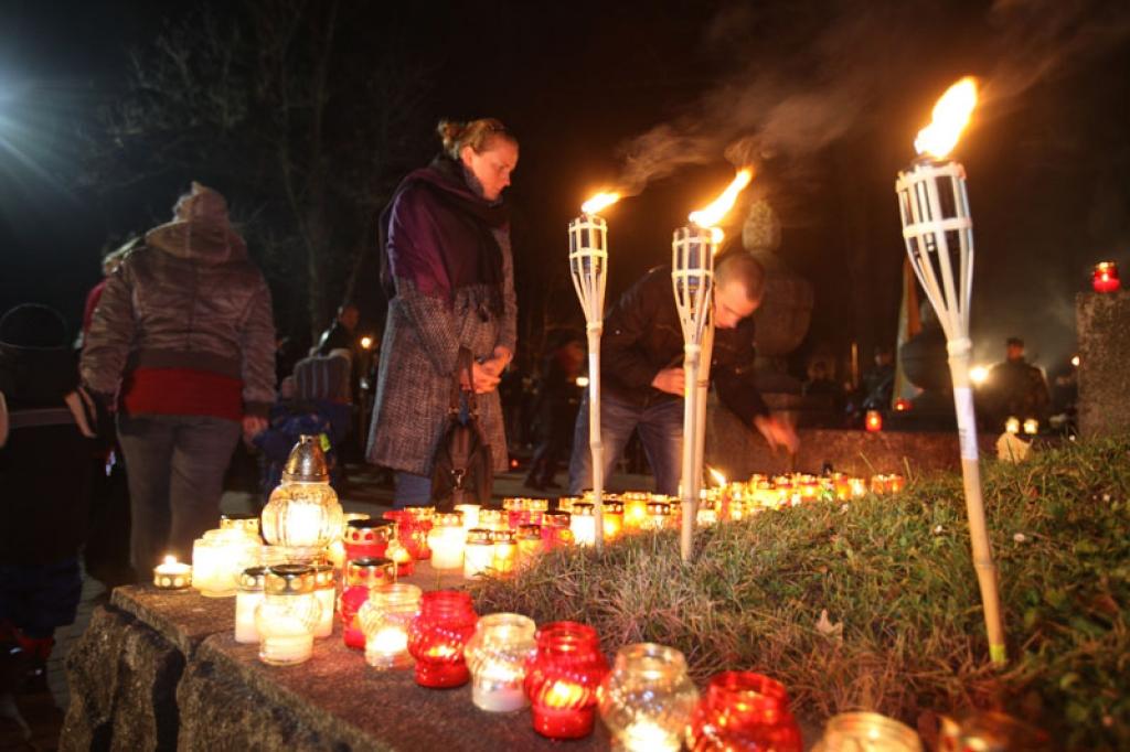Lāčplēša dienas lāpu gājienā un svinīgajā brīdī pie pieminekļa “Par Latvijas brīvību kritušajiem Gulbenes draudzes varoņiem” šovakar piedalījās vairāk nekā pustūkstotis cilvēku. Tas bija kas vairāk par tikai Lāčplēša dienu. Tā bija...
Autors: Gatis Bogdanovs