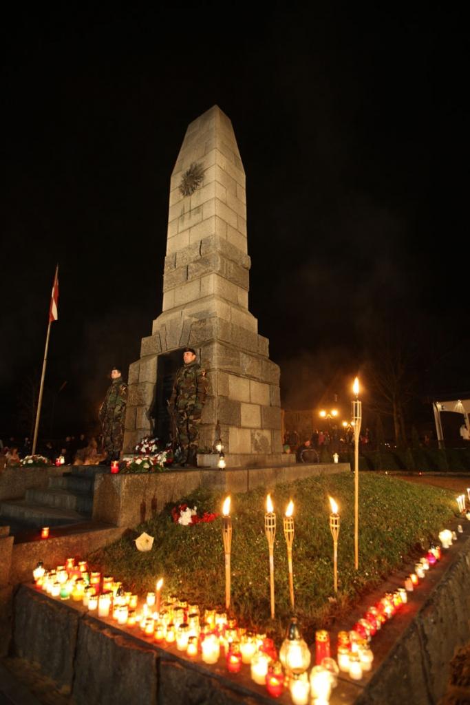 Lāčplēša dienas lāpu gājienā un svinīgajā brīdī pie pieminekļa “Par Latvijas brīvību kritušajiem Gulbenes draudzes varoņiem” šovakar piedalījās vairāk nekā pustūkstotis cilvēku. Tas bija kas vairāk par tikai Lāčplēša dienu. Tā bija...
Autors: Gatis Bogdanovs