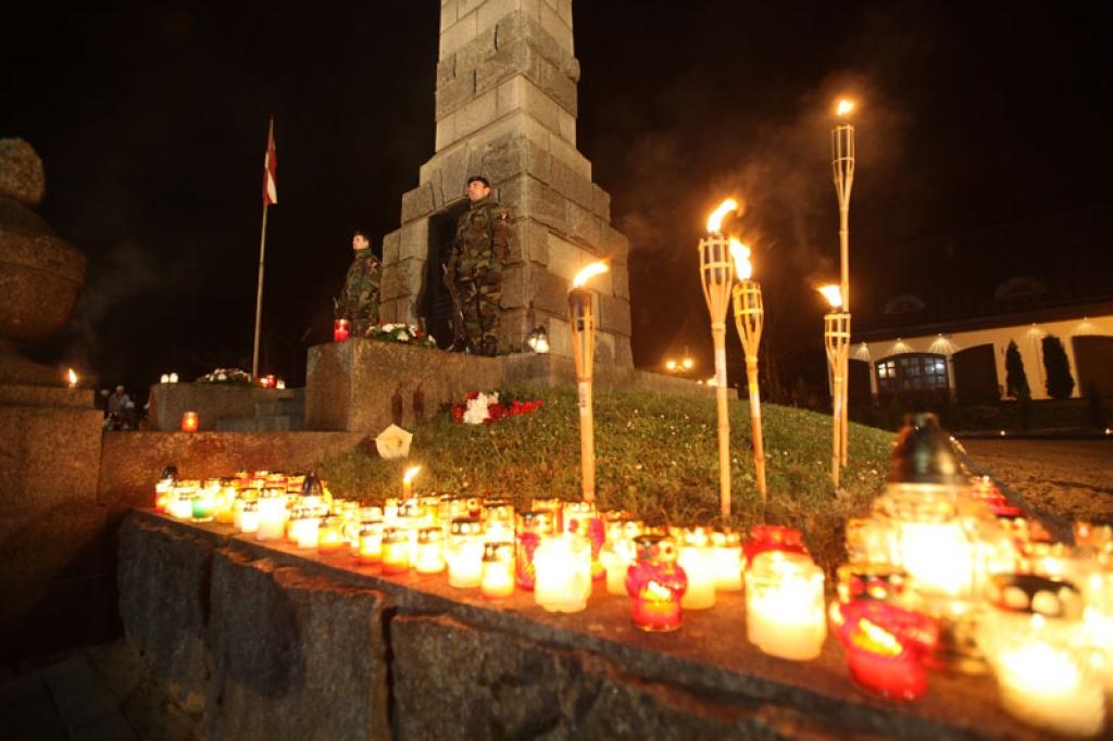 Lāčplēša dienas lāpu gājienā un svinīgajā brīdī pie pieminekļa “Par Latvijas brīvību kritušajiem Gulbenes draudzes varoņiem” šovakar piedalījās vairāk nekā pustūkstotis cilvēku. Tas bija kas vairāk par tikai Lāčplēša dienu. Tā bija...
Autors: Gatis Bogdanovs