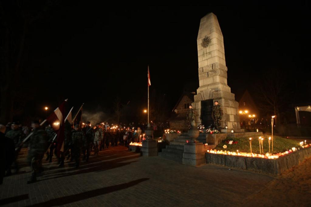 Lāčplēša dienas lāpu gājienā un svinīgajā brīdī pie pieminekļa “Par Latvijas brīvību kritušajiem Gulbenes draudzes varoņiem” šovakar piedalījās vairāk nekā pustūkstotis cilvēku. Tas bija kas vairāk par tikai Lāčplēša dienu. Tā bija...
Autors: Gatis Bogdanovs