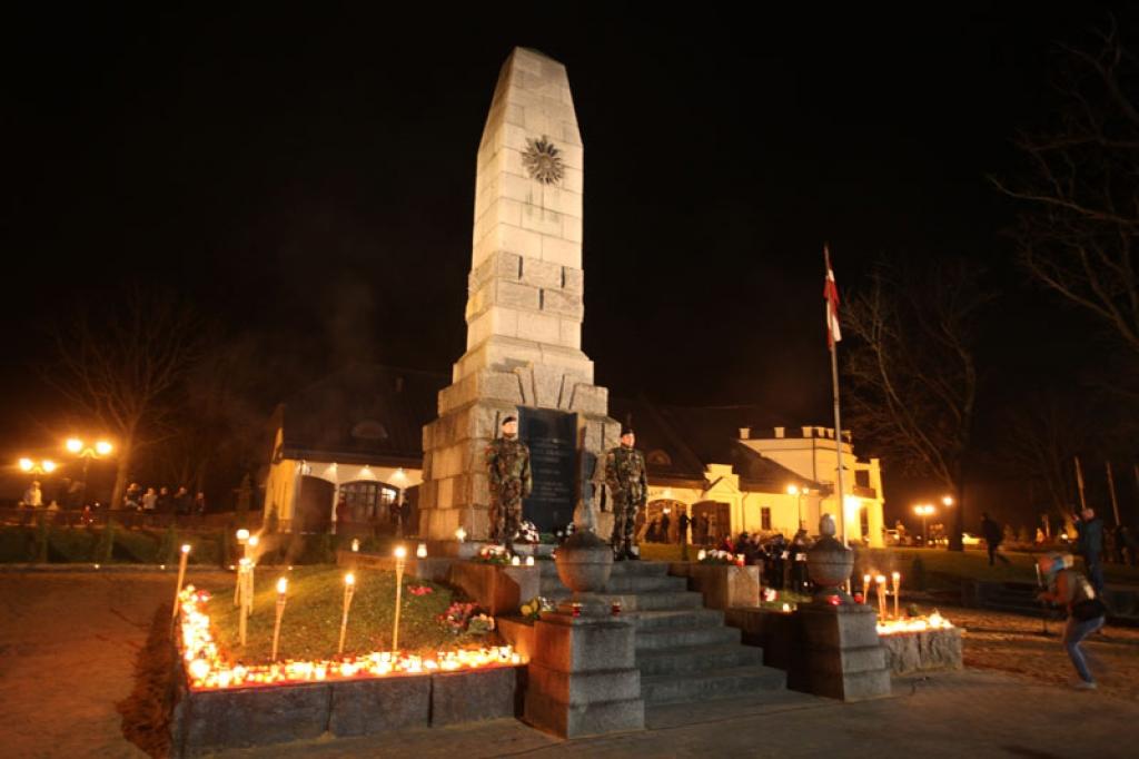 Lāčplēša dienas lāpu gājienā un svinīgajā brīdī pie pieminekļa “Par Latvijas brīvību kritušajiem Gulbenes draudzes varoņiem” šovakar piedalījās vairāk nekā pustūkstotis cilvēku. Tas bija kas vairāk par tikai Lāčplēša dienu. Tā bija...
Autors: Gatis Bogdanovs