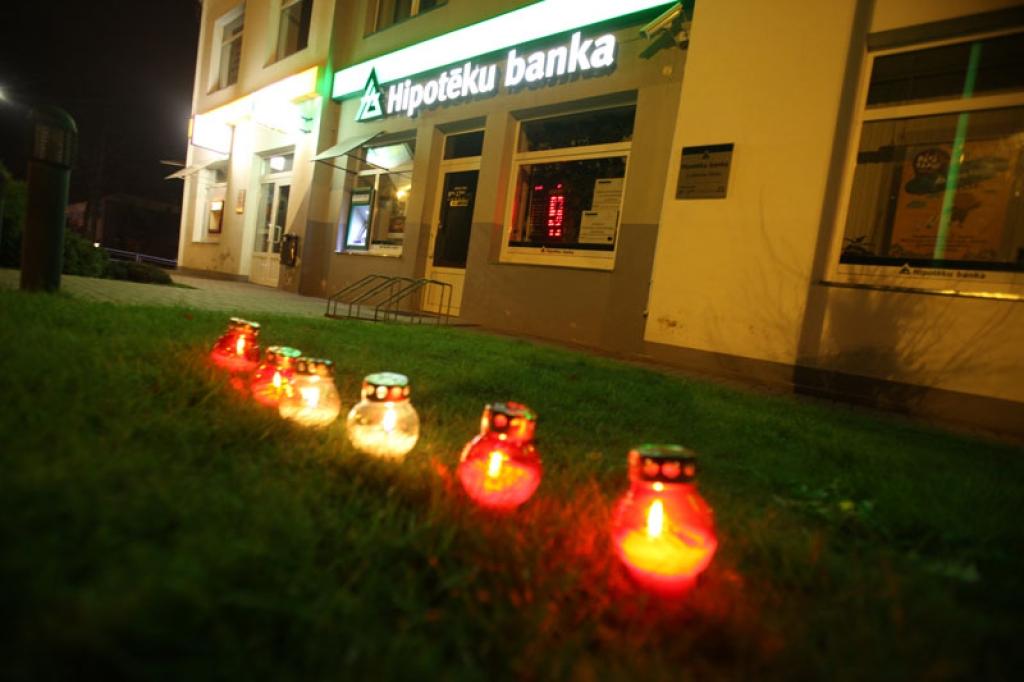 Lāčplēša dienas lāpu gājienā un svinīgajā brīdī pie pieminekļa “Par Latvijas brīvību kritušajiem Gulbenes draudzes varoņiem” šovakar piedalījās vairāk nekā pustūkstotis cilvēku. Tas bija kas vairāk par tikai Lāčplēša dienu. Tā bija...
Autors: Gatis Bogdanovs