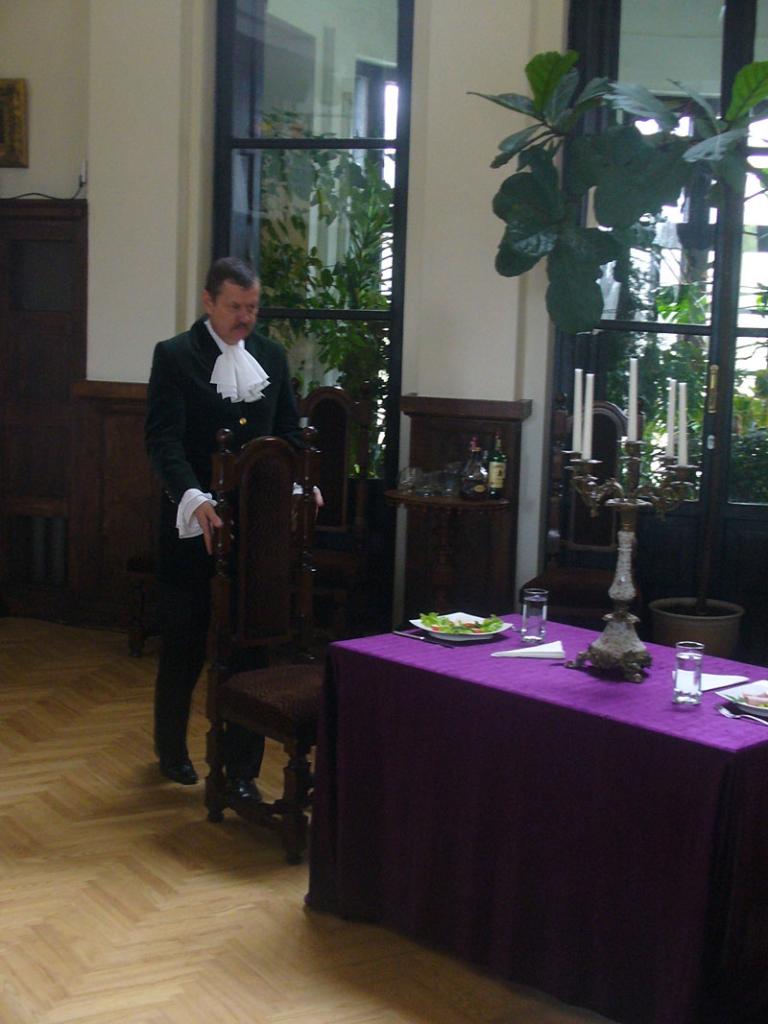 Gulbenes Tautas teātris 23.oktobrī Rokišķu novada muzejā (Lietuvā), kas atrodas kādreizējās muižas teritorijā, rādīja iestudējumu “Zirgs bezsamaņā”. Skatītāji gulbeniešiem aplaudēja, kājās stāvot.