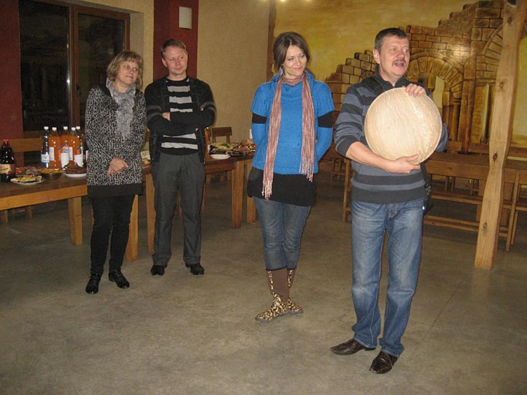 Gulbenes Tautas teātris 23.oktobrī Rokišķu novada muzejā (Lietuvā), kas atrodas kādreizējās muižas teritorijā, rādīja iestudējumu “Zirgs bezsamaņā”. Skatītāji gulbeniešiem aplaudēja, kājās stāvot.