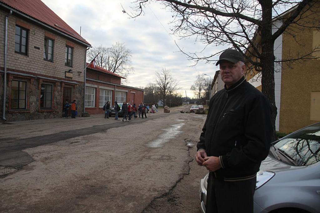 Deputāts Ivars Kupčs saka, ka par Stāķu ceļa remontu runāts jau ir sen. Ceļš jau vairākus gadus pie skolas ir norobežots ar akmeņiem. “Ceļš pie skolas ir ciet, bet arī tas nerada drošību. Vietējie, protams, to zina, bet tie, kas nav vietējie, braucot tumšā laikā, kad, piemēram, lietus smidzina un redzamība nav laba, uz ceļa uzveltie akmeņi var radīt avārijas situāciju,” saka I.Kupčs.  
Autors: Gatis Bogdanovs