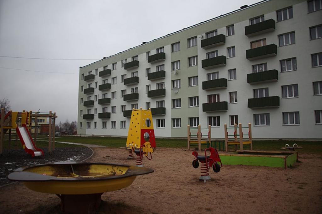 Lai veiktu renovāciju mājā Gulbenē, Nākotnes ielā 2/3, nācās aizņemties 130 000 latus. Mājas iedzīvotāji cer, ka Eiropas Reģionālās attīstības fonds viņiem atmaksās pusi kredīta summas.
Autors: Gatis Bogdanovs