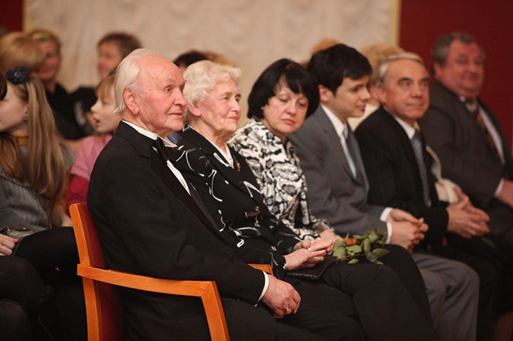 Gulbenes kultūras centrā pagājušajā sestdienā notika deju pedagoga un horeogrāfa Kārļa Venta 85 gadu jubilejas pasākums, kurā viņš bija kopā ar saviem tuviniekiem, deju kopu “Ratiņš”, draugiem, paziņām un dejas mākslas cienītājiem....
Autors: Gatis Bogdanovs