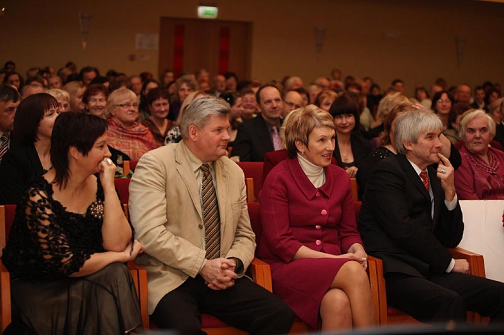 Gulbenes kultūras centrā pagājušajā sestdienā notika deju pedagoga un horeogrāfa Kārļa Venta 85 gadu jubilejas pasākums, kurā viņš bija kopā ar saviem tuviniekiem, deju kopu “Ratiņš”, draugiem, paziņām un dejas mākslas cienītājiem....
Autors: Gatis Bogdanovs