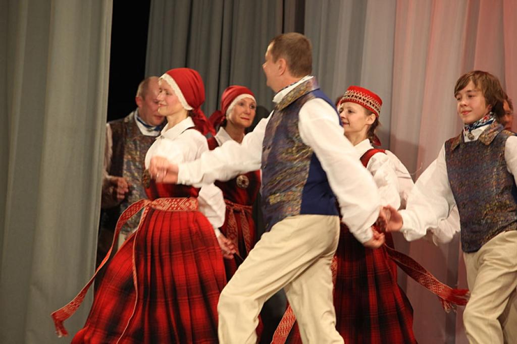 Gulbenes kultūras centrā pagājušajā sestdienā notika deju pedagoga un horeogrāfa Kārļa Venta 85 gadu jubilejas pasākums, kurā viņš bija kopā ar saviem tuviniekiem, deju kopu “Ratiņš”, draugiem, paziņām un dejas mākslas cienītājiem....
Autors: Gatis Bogdanovs