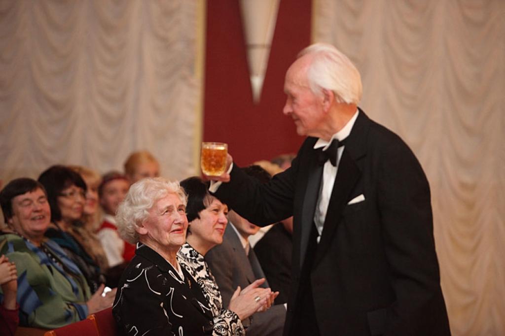 Gulbenes kultūras centrā pagājušajā sestdienā notika deju pedagoga un horeogrāfa Kārļa Venta 85 gadu jubilejas pasākums, kurā viņš bija kopā ar saviem tuviniekiem, deju kopu “Ratiņš”, draugiem, paziņām un dejas mākslas cienītājiem....
Autors: Gatis Bogdanovs